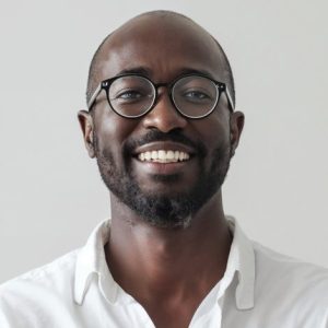 Retrato de uma pessoa sorrindo, em fundo claro