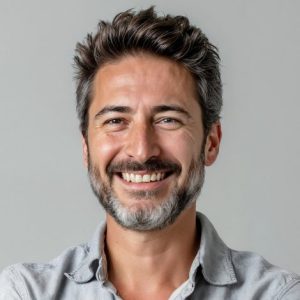 Retrato de uma pessoa sorrindo, em fundo claro